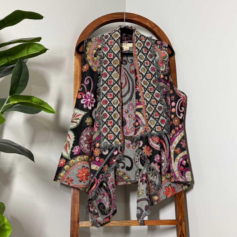 Anu by Natural MEDIUM Boho Paisley Embroidered 100% Wool Sleeveless Knit Vest